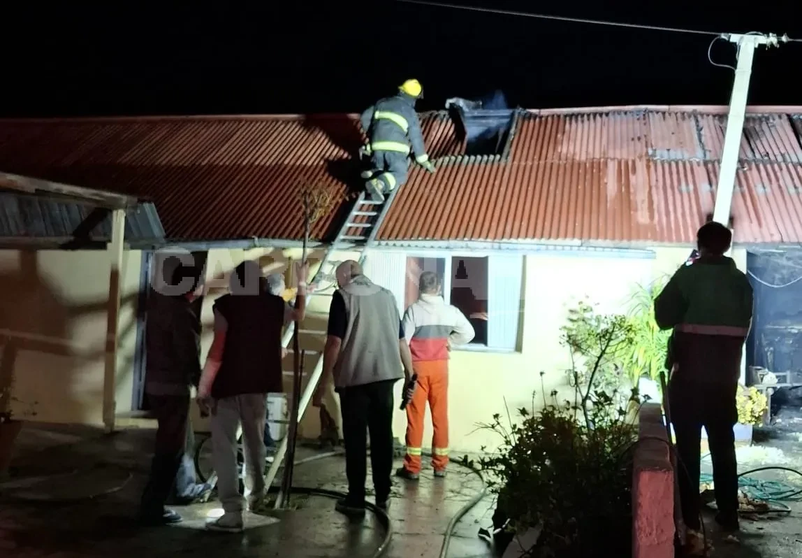 Incendio en Conchillas destruyó una vivienda patrimonial y vecinos organizan ayuda para la familia afectada