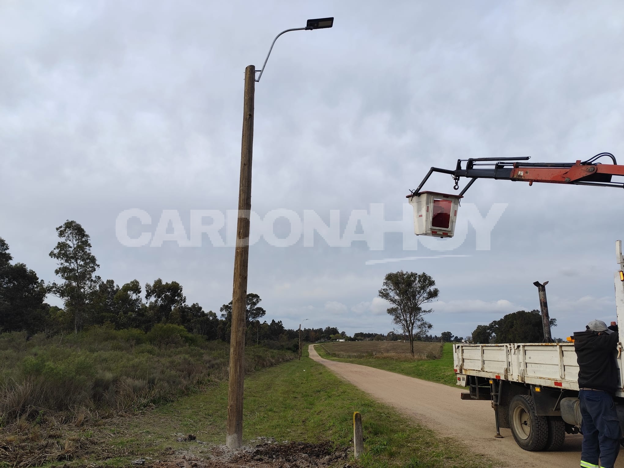 Municipio de Cardona mejora con iluminación solar acceso a Juan Jackson — imagen 2