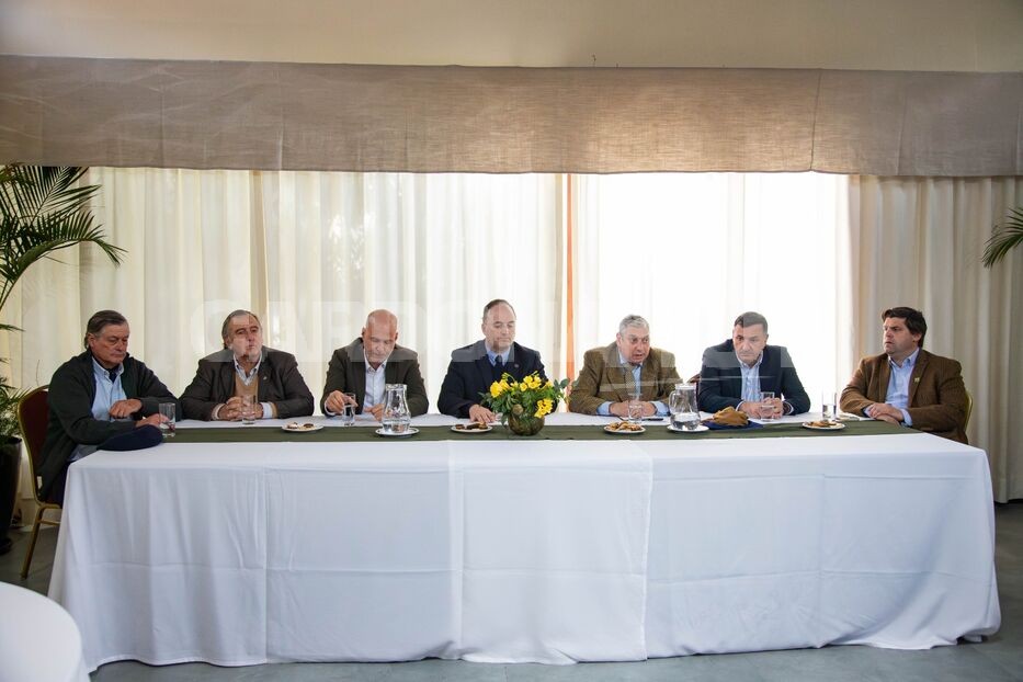 Intendentes y ARU acuerdan eliminar el 1% a la ganadería y mejorar caminos rurales