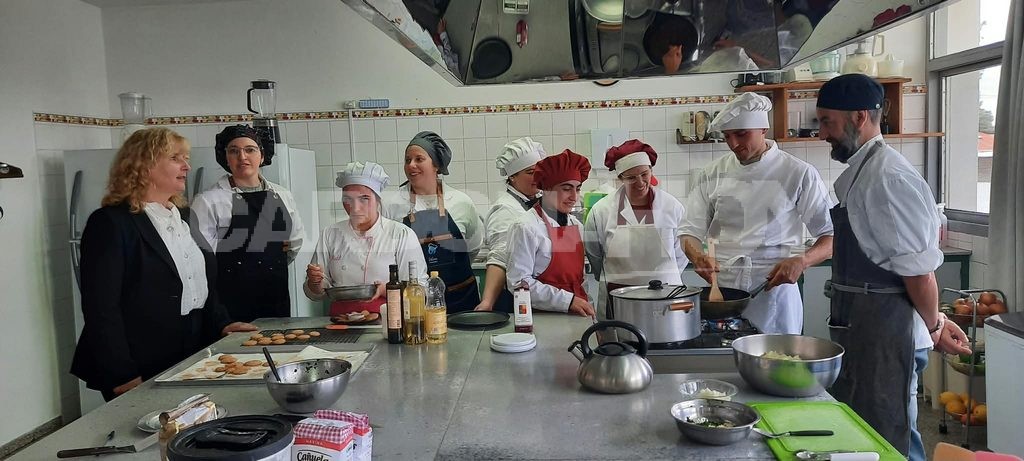 El chef italiano Gioele Bricco llega este jueves a la Escuela del Hogar de Florencio Sánchez