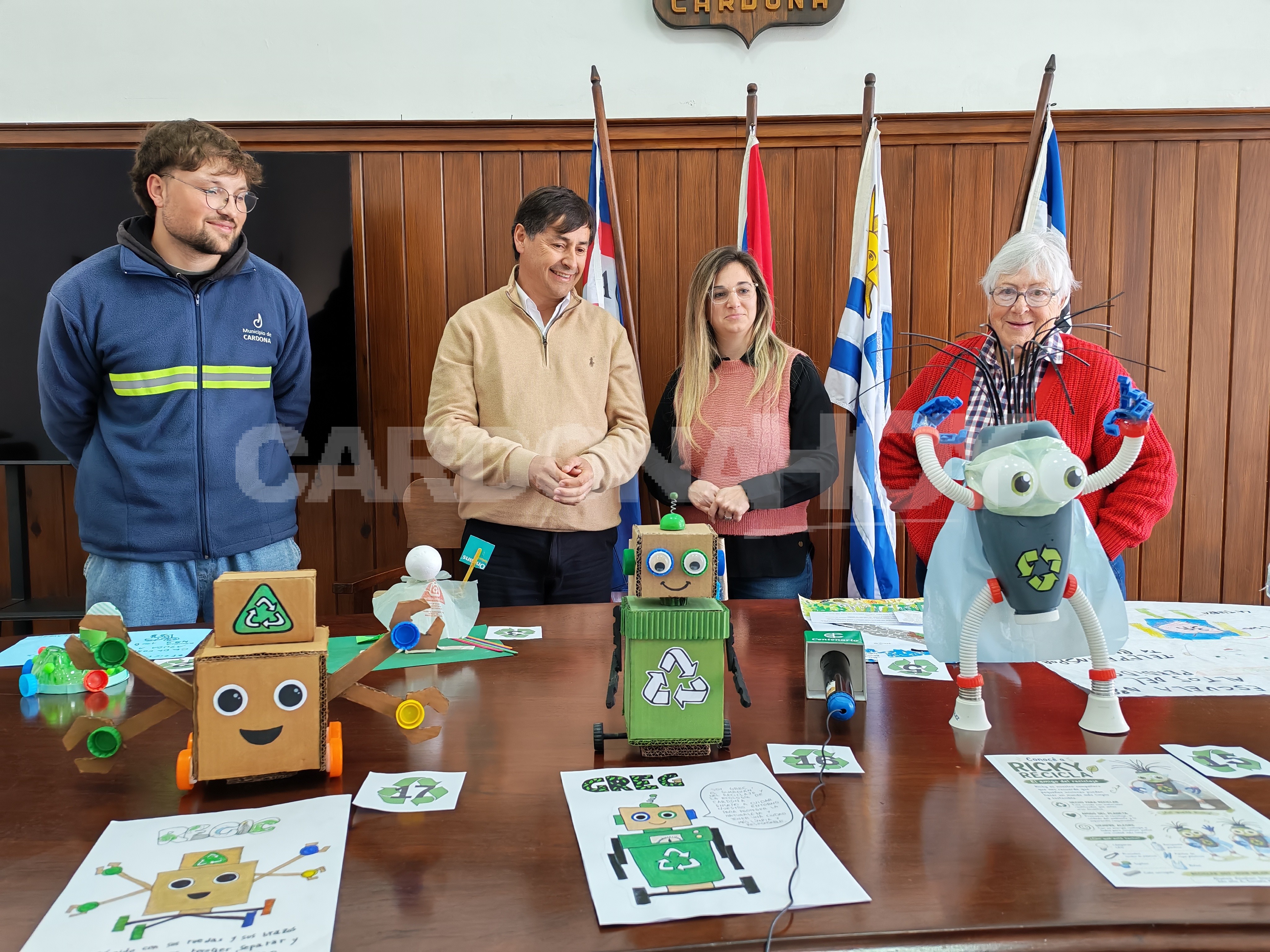 Cardona premió a las mascotas recicladas creadas por estudiantes — imagen 2