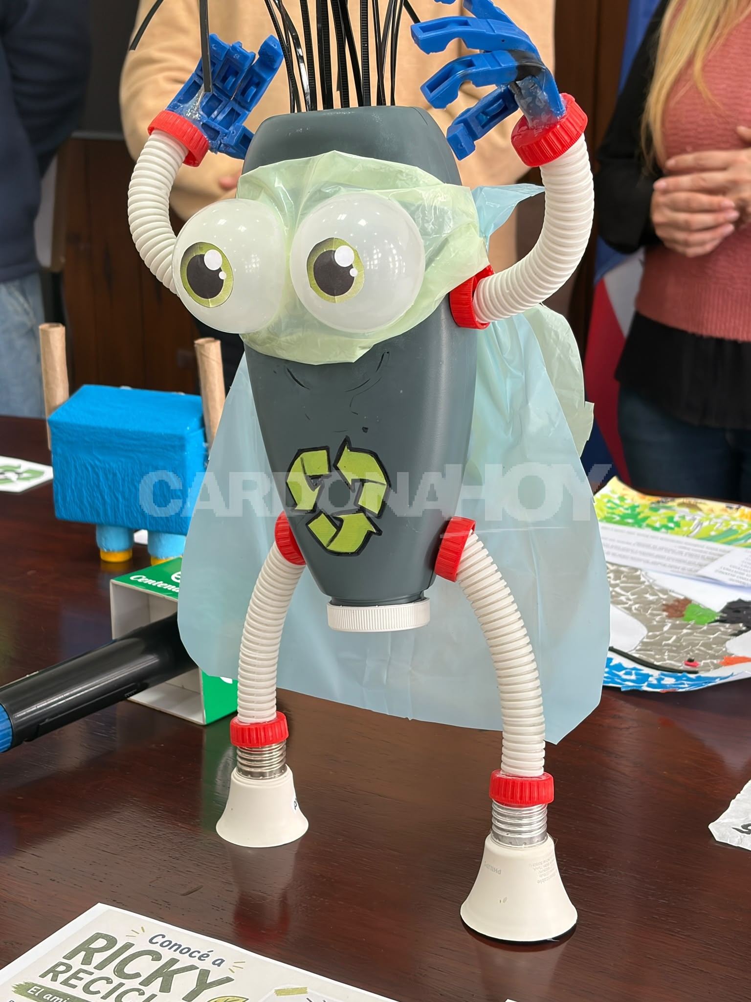 Cardona premió a las mascotas recicladas creadas por estudiantes — imagen 1