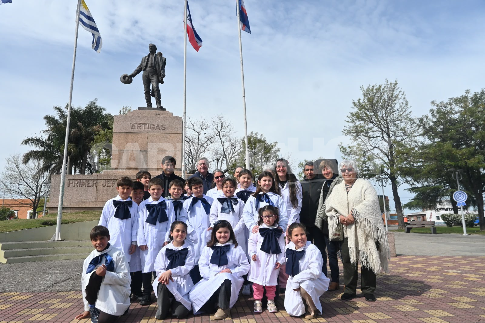Alumnos de Cardona interpretaron el Himno Nacional en lengua de señas por Artigas