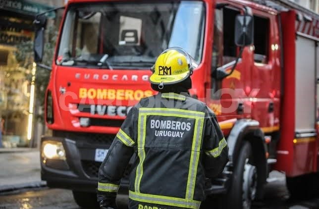 Principio de incendio en dependencia municipal de Ruta 2 en Soriano