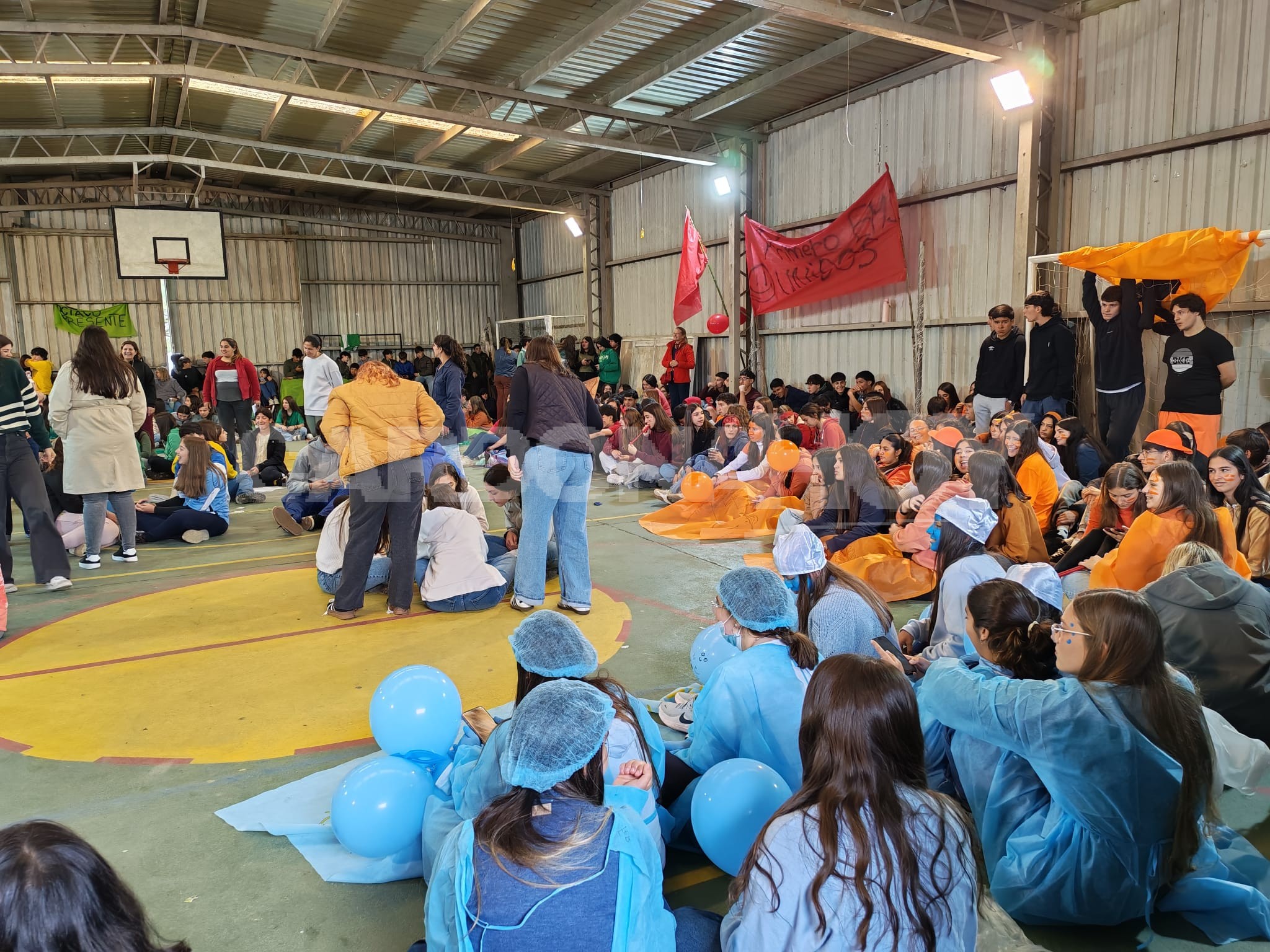 La Estudiantina vuelve a llenar de juegos y entusiasmo el Liceo de Cardona rumbo al Rendez Vous 2026