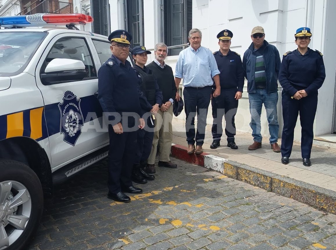 Besozzi entregó camionetas a la Policía de Soriano y avanzó en la agenda del CEPER