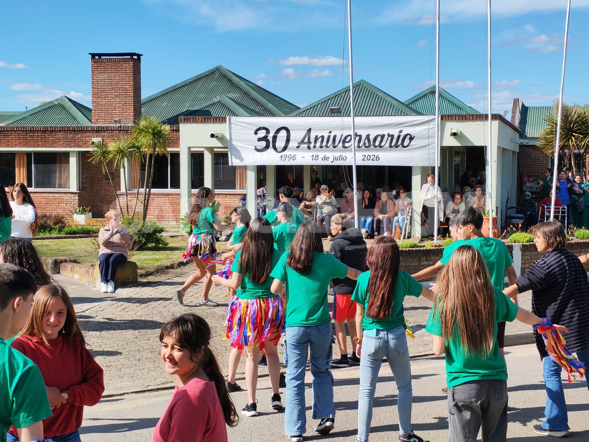 El Hogar de Ancianos de Cardona entregó el automóvil de su rifa, recibió a estudiantes de UTU y prepara el relevo de su directora