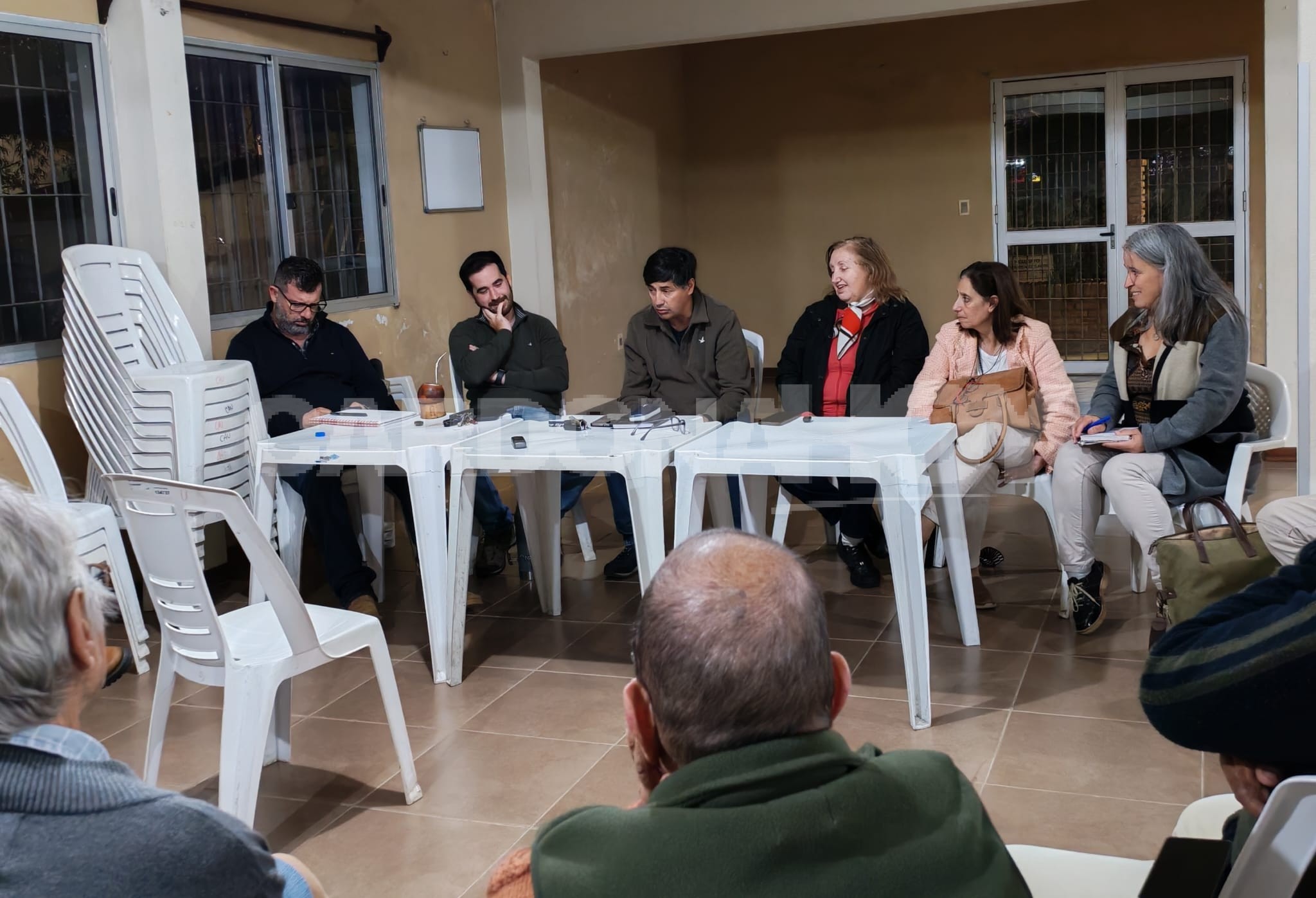 Comenzó la imprimación de calles en MEVIR y el Municipio proyecta ampliar la red de veredas en Cardona